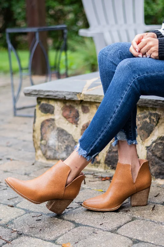 Women's Platform Chelsea Boots in Black for a Modern and Fashion - Forward AppearanceA Moment In Time Camel Brown Booties